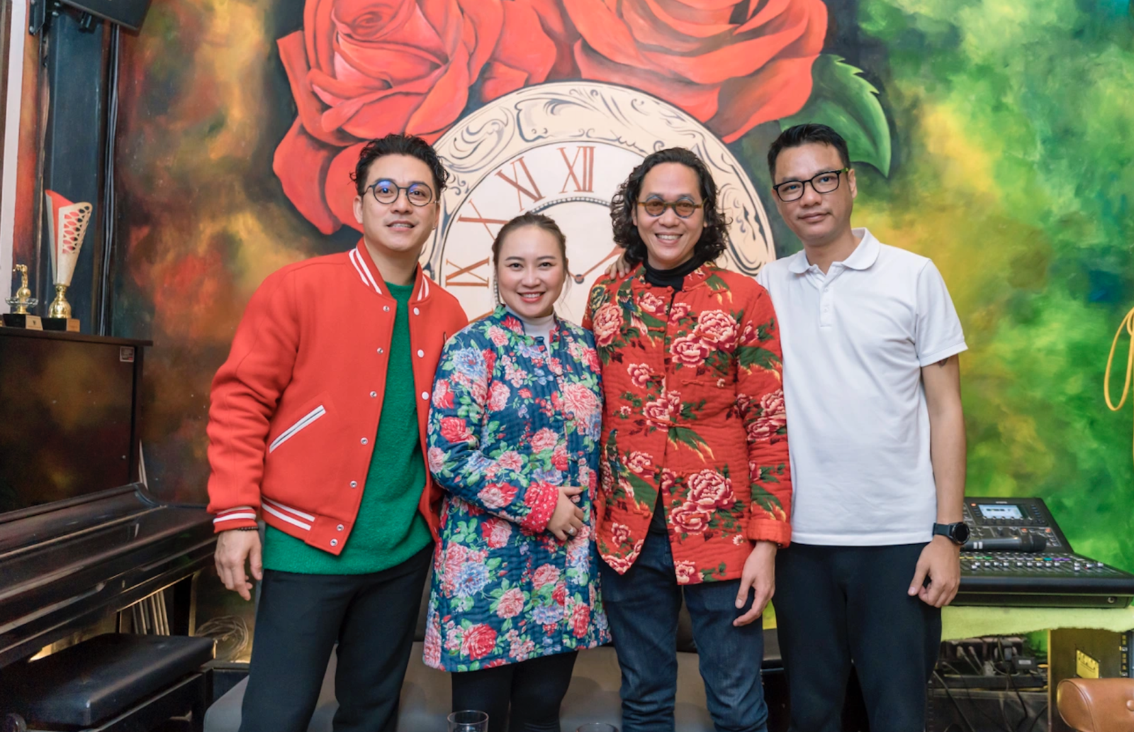 Khánh Linh cùng chồng bên cạnh, và ca sỹ Tuần Hưng, nhà báo Mạnh Cường (bìa phải)