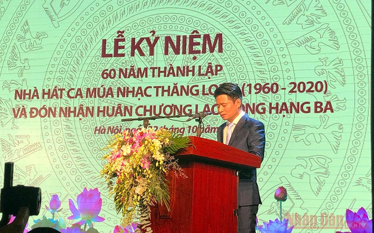 Giám đốc Nhà hát, NSƯT Tấn Minh đọc diễn văn khai mạc buổi lễ. 